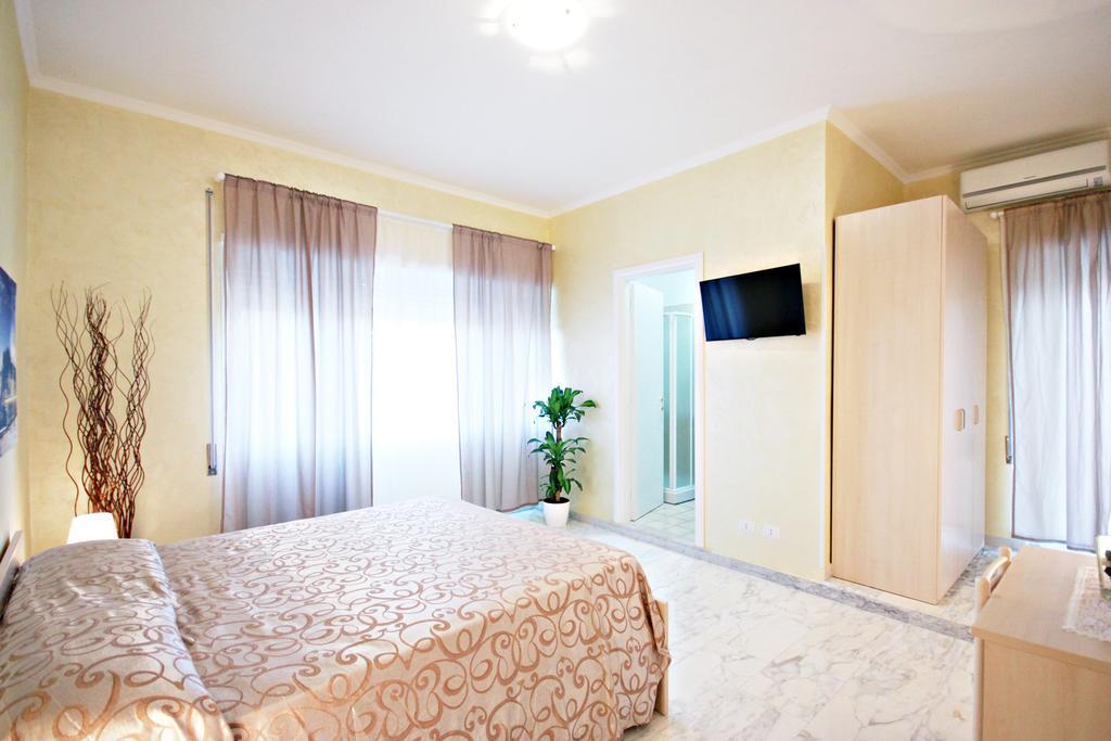Guesthouse Holiday And Roma Rom bilde